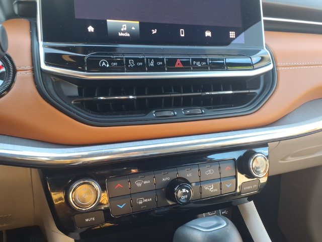 Certified 2024 Jeep Compass Limited AWD/4WD image 16