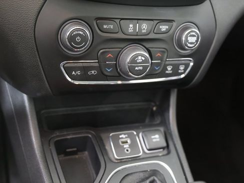 Used 2022 Jeep Cherokee Latitude Lux w/ Sun & Sound Group image 10