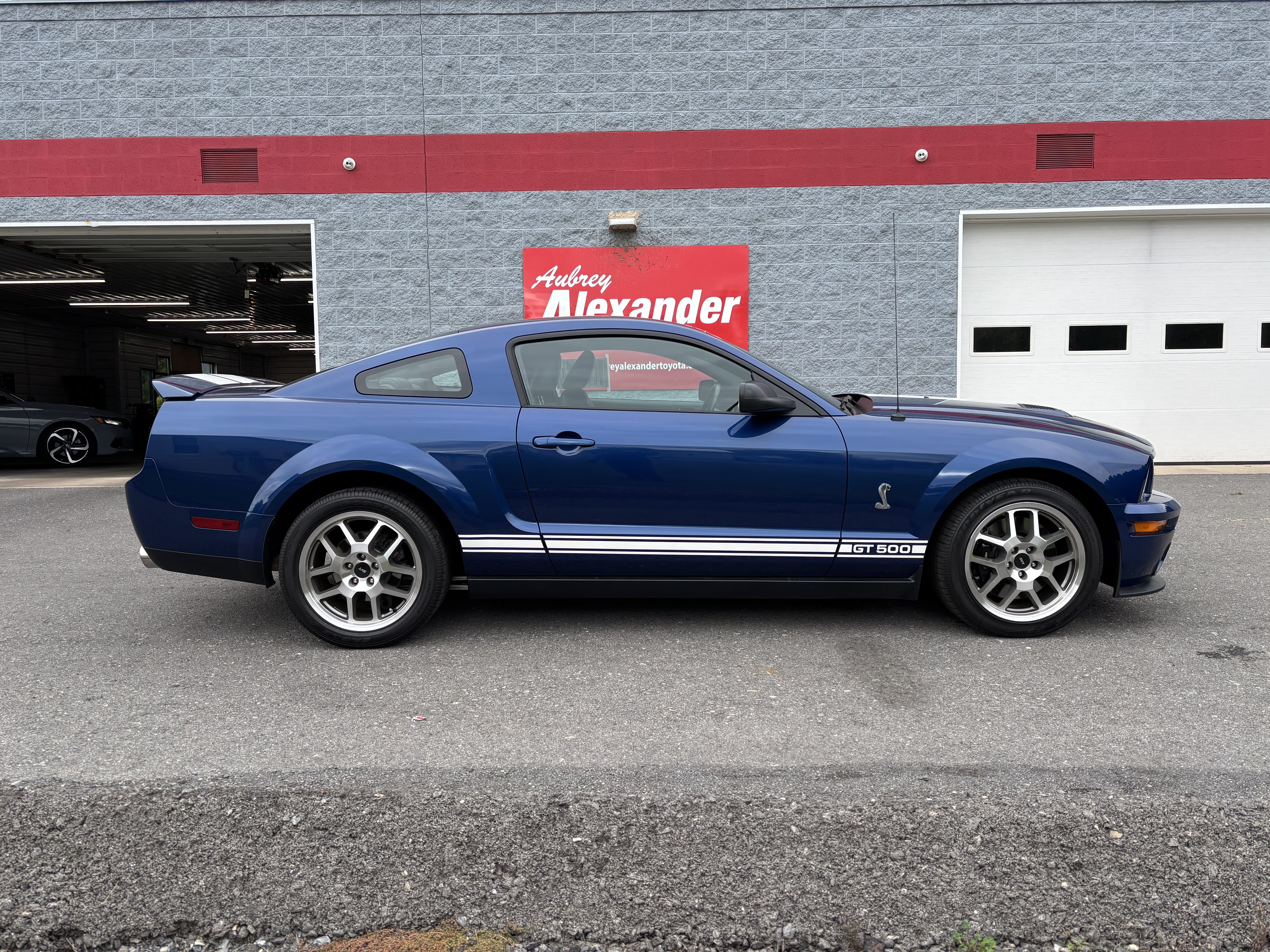 Used 2007 Ford Mustang Shelby GT500 RWD image 2
