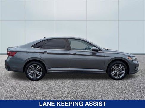 Certified 2022 Volkswagen Jetta SE w/ Panoramic Sunroof Package FWD image 6