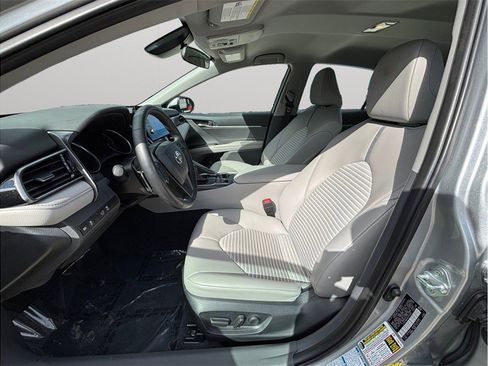 Used 2023 Toyota Camry SE image 2