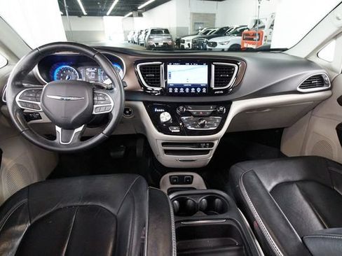 Used 2017 Chrysler Pacifica Touring-L FWD image 8