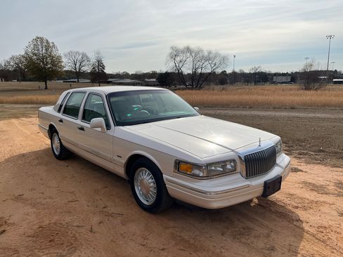 Used 1996 Lincoln Town Car Cartier image 2