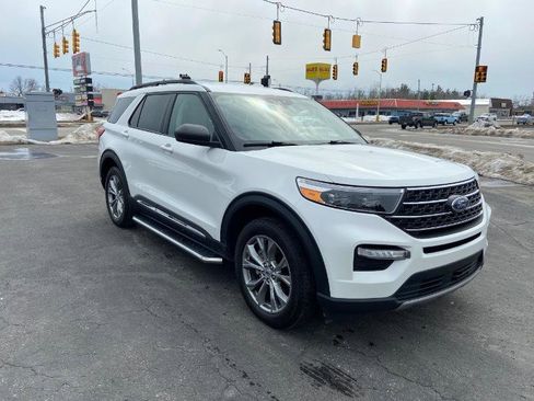 Used 2022 Ford Explorer XLT w/ Equipment Group 202A AWD/4WD image 3