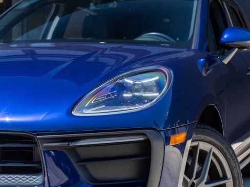 Certified 2022 Porsche Macan AWD/4WD image 16