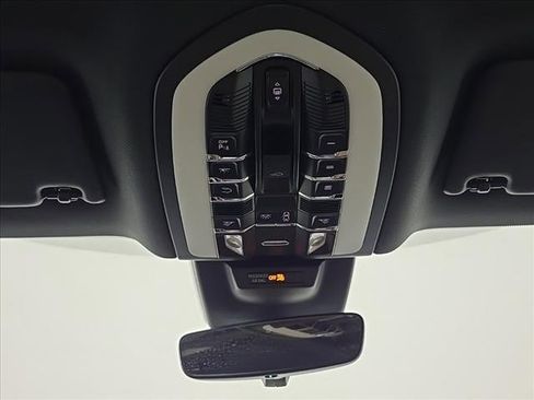 Certified 2025 Porsche Macan image 23