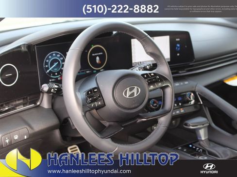 Used 2025 Hyundai Elantra SEL image 11