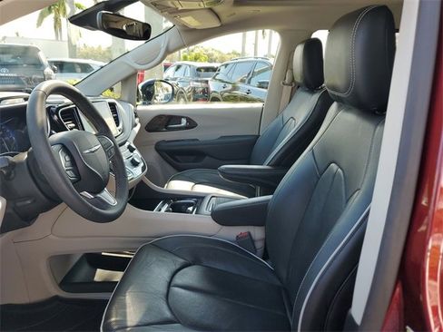 Used 2023 Chrysler Pacifica Limited image 16
