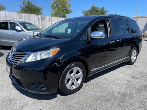 Used 2013 Toyota Sienna LE FWD image 3