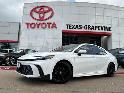Used 2025 Toyota Camry SE FWD image 2
