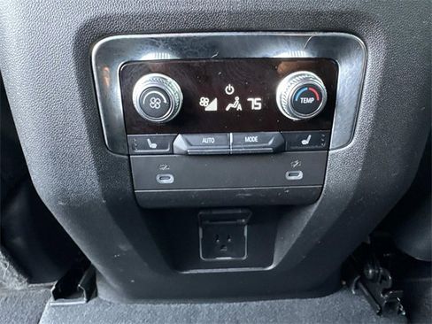 Used 2022 GMC Yukon SLT w/ SLT Premium Package image 16