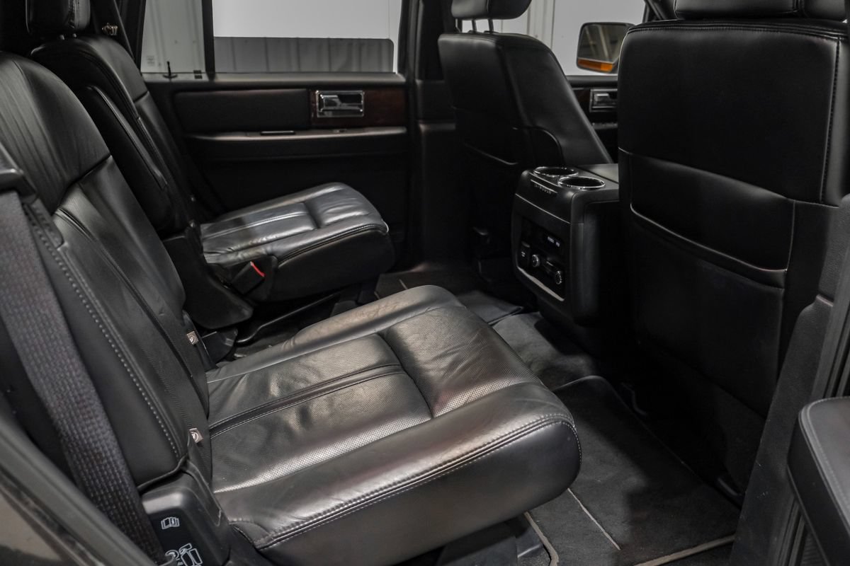 Used 2016 Lincoln Navigator Select RWD image 23