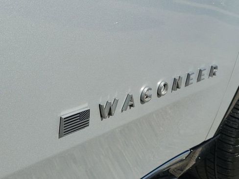 Used 2024 Jeep Wagoneer L Series II RWD image 9