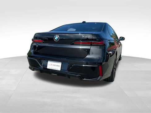 Used 2023 BMW 740i w/ Parking Assistance Package RWD image 5