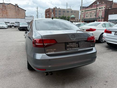 Used 2017 Volkswagen Jetta SE FWD image 4
