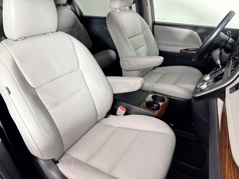 Used 2017 Toyota Sienna Limited Premium image 34