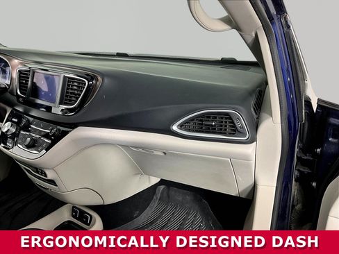 Used 2018 Chrysler Pacifica Touring-L FWD image 26