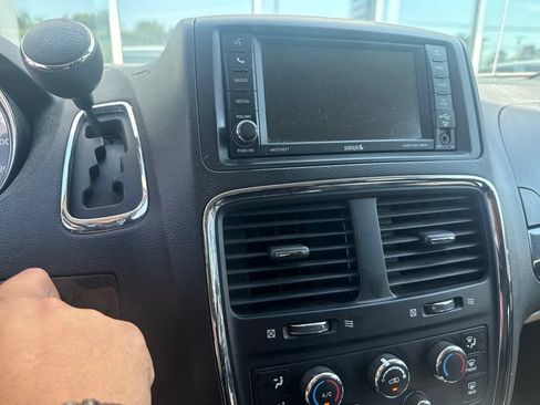 Used 2018 Dodge Grand Caravan SE w/ UConnect Hands-Free Group FWD image 3