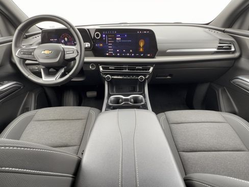 Used 2025 Chevrolet Traverse LT FWD image 4