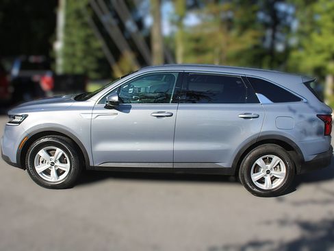 Certified 2023 Kia Sorento LX FWD image 5