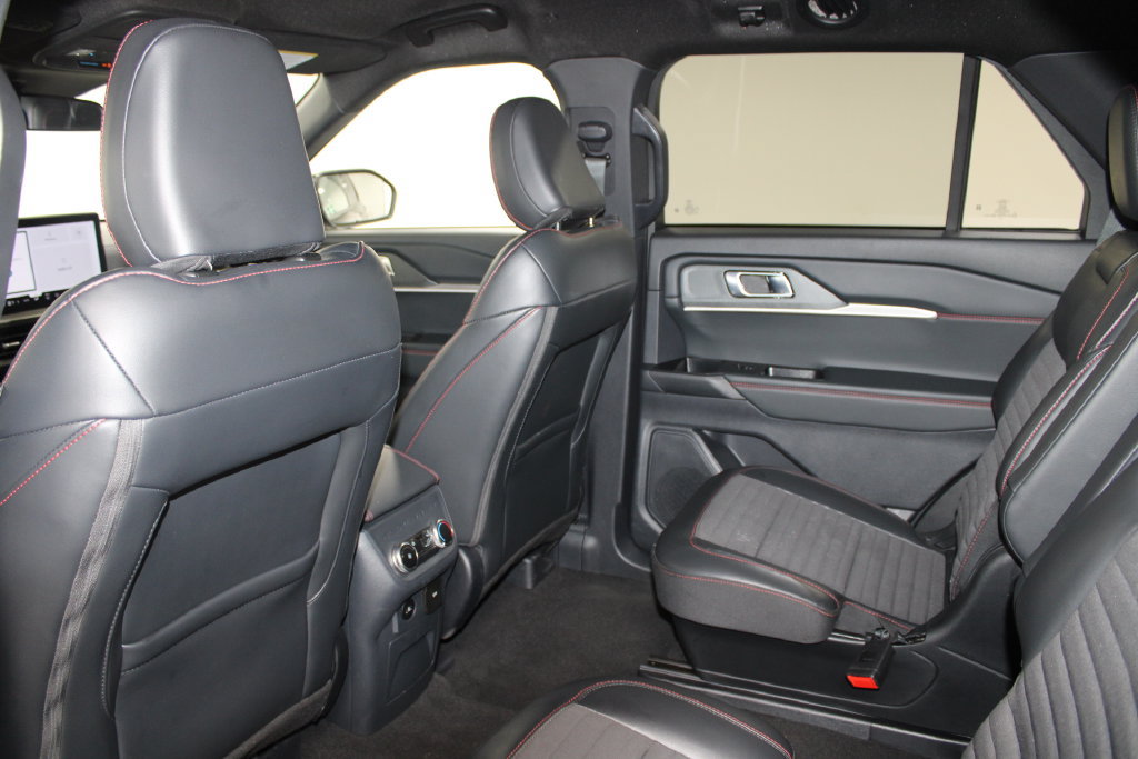 Used 2025 Ford Explorer ST-Line AWD/4WD image 19