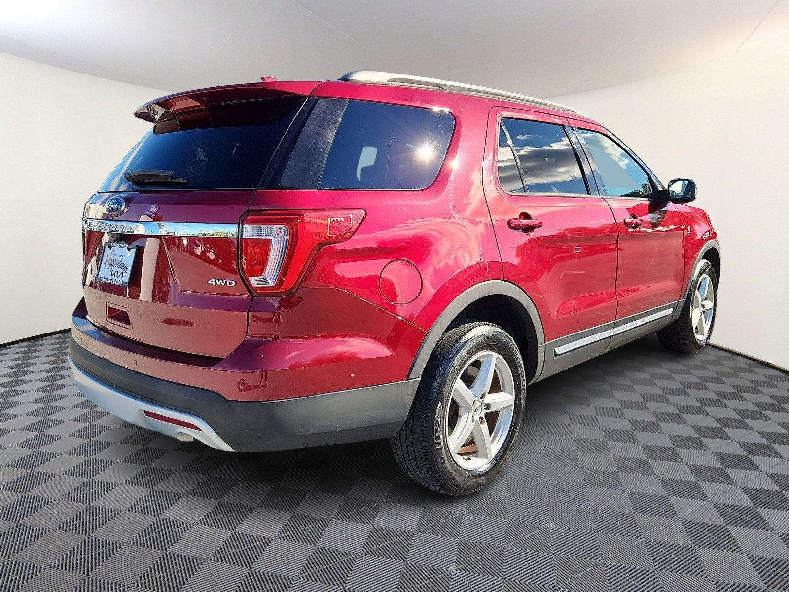 Used 2017 Ford Explorer XLT w/ Equipment Group 202A AWD/4WD image 6