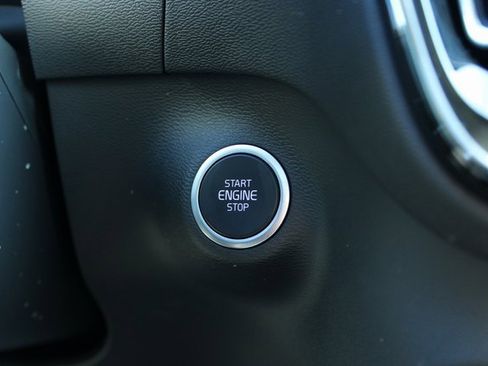 Used 2025 Volvo XC40 B5 Plus image 29