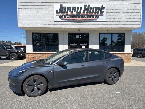 Used 2023 Tesla Model 3 Standard Range image 1