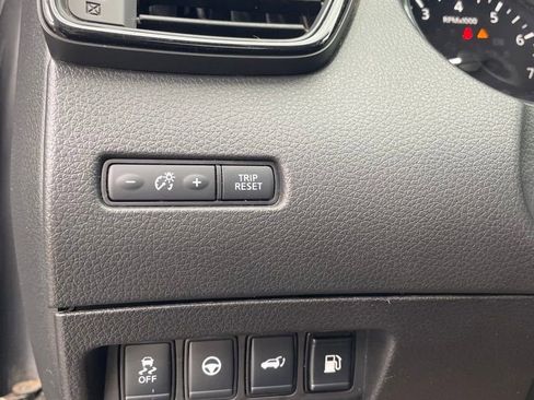 Used 2019 Nissan Rogue SV w/ Premium Package image 12