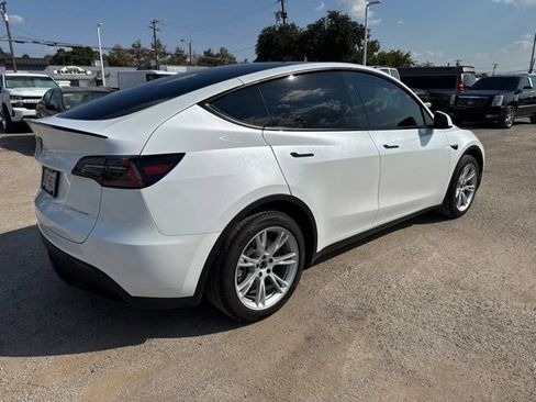Used 2024 Tesla Model Y Long Range AWD/4WD image 3