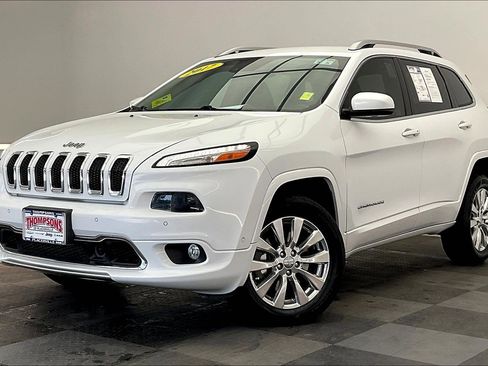 Used 2017 Jeep Cherokee Overland w/ Technology Group AWD/4WD image 12