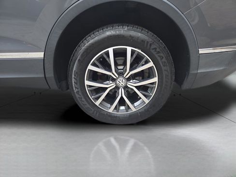Used 2018 Volkswagen Tiguan SE w/ Panoramic Sunroof Package image 12