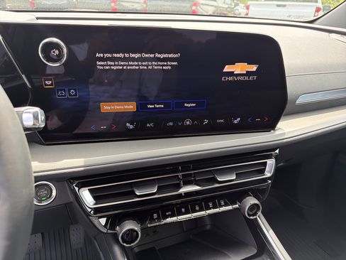 Used 2025 Chevrolet Traverse LT AWD/4WD image 29