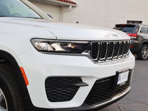 New 2026 Jeep Grand Cherokee Laredo RWD image 7