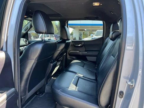 Used 2019 Toyota Tacoma TRD Off-Road AWD/4WD image 11