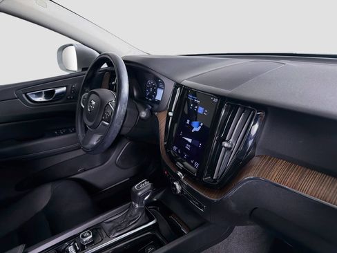 Used 2021 Volvo XC60 T5 Momentum w/ Premium Package FWD image 29