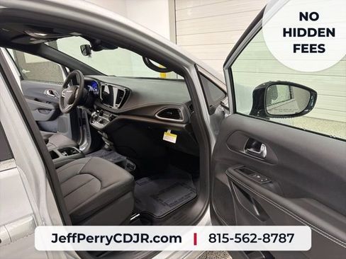 New 2026 Chrysler Pacifica Select FWD image 18