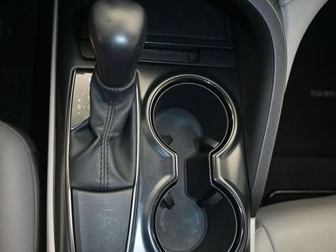 Used 2020 Toyota Camry SE w/ Convenience Package FWD image 18