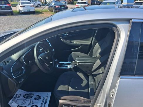 Used 2019 Chevrolet Malibu LT FWD image 16