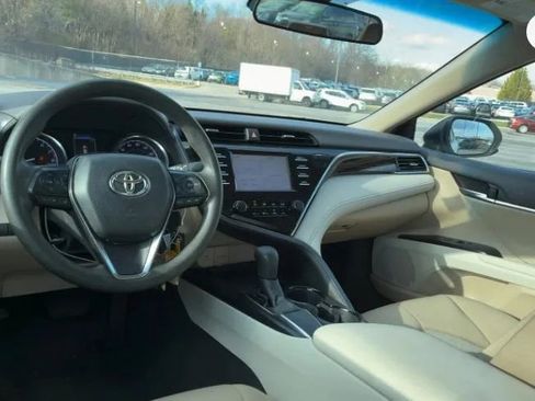 Used 2018 Toyota Camry LE image 3