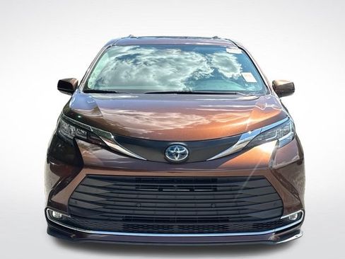 Used 2023 Toyota Sienna XLE FWD image 9
