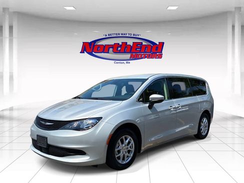 Used 2023 Chrysler Voyager LX FWD image 3
