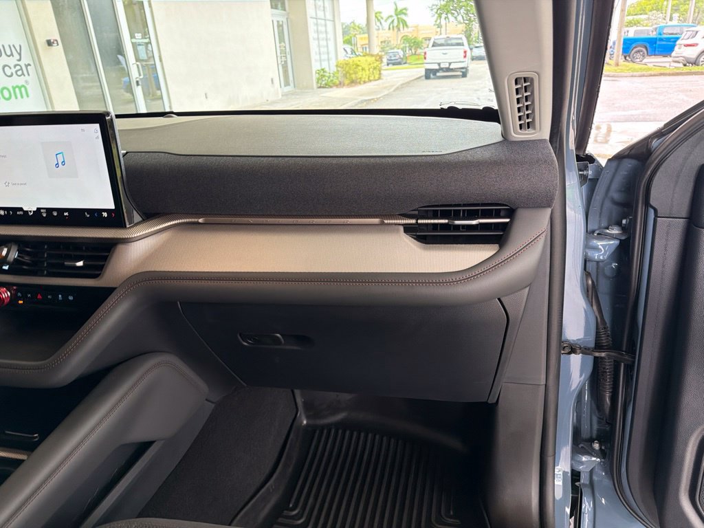 Used 2025 Ford Explorer Active RWD image 26