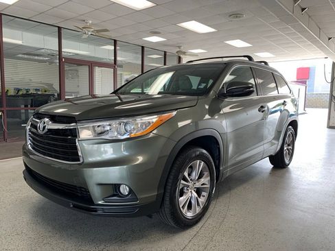 Used 2014 Toyota Highlander XLE FWD image 4
