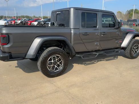 Used 2024 Jeep Gladiator Rubicon AWD/4WD image 9
