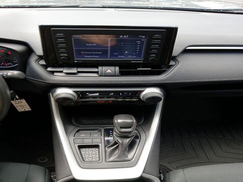 Used 2021 Toyota RAV4 LE image 19