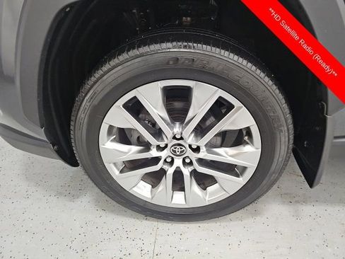 Used 2021 Toyota RAV4 XLE Premium image 9