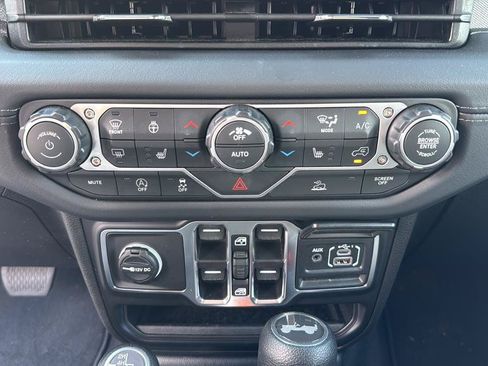 Used 2026 Jeep Wrangler Unlimited Sahara AWD/4WD image 34