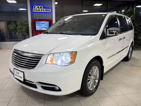 Used 2016 Chrysler Town & Country Touring-L image 7