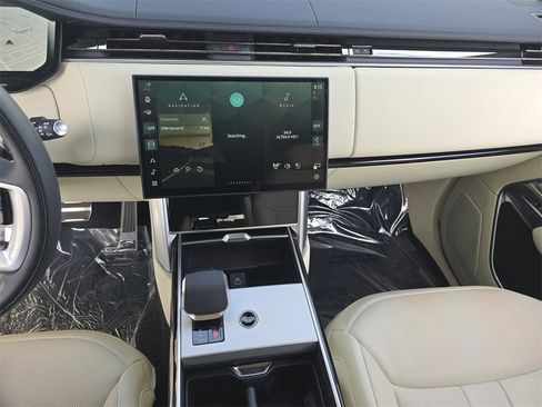 Certified 2025 Land Rover Range Rover SE image 21